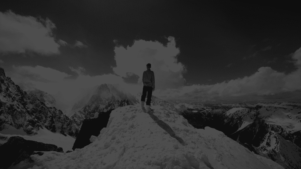 Erfolgsfaktoren Vertrieb Mensch auf Gipfel mit Schnee