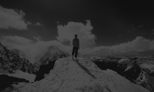 Erfolgsfaktoren Vertrieb Mensch auf Gipfel mit Schnee